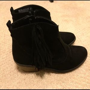 Girl’s ankle fringe boots